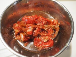 お肉を調味料につけているところ