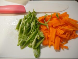 にんじんとピーマンを千切りに