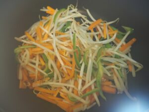 野菜を炒めます